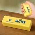 Κοντινό πλάνο παιχνιδιού squishy σε σχήμα βουτύρου με αργή επαναφορά για άγχος - Στυλ Αυθεντικό Βούτυρο / Κίτρινο