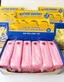 Λεπτομέρεια από ροζ παιχνίδια squishy φράουλας αργής ανόδου σε ένα κουτί λιανικής πώλησης - Στυλ Κρέμα Φράουλα / Ροζ