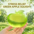 Juguete antiestrés squishy manzana verde translúcida bajo la luz del sol exterior - Manzana Verde