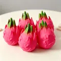 Détail macro de jouets anti-stress pitaya souples avec une texture rose réaliste. - Fruit du Dragon (Petite Pitaya)