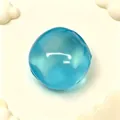 Balle anti-stress bleue translucide faite à la main sur un fond jaune très doux - Bleu