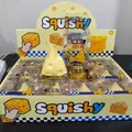 Vue détaillée d'un jouet squishy en forme de fromage réaliste dans sa boîte de vente - Style Triangulaire Vaseline 7cm