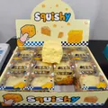 Jouet anti-stress squishy en forme de fromage jaune présenté dans une boîte de présentation - Style Carré Vaseline 6cm