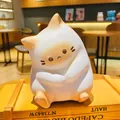 Κοντινό πλάνο χαριτωμένου παιχνιδιού squishy Coco Cat σε ξύλινο κουτί διακόσμησης. - Λευκό