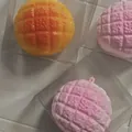 Texture détaillée des jouets anti-stress squishy brioche à l'ananas rose et jaune. - Forme de Pain à l'Ananas / Fait à la Main Sans Retour / Jaune Ananas
