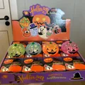 Detailansicht von bunten glitzernden Halloween Kürbis-Squeeze-Spielzeugen in Box - 12 Stück pro Box / 12er-Display-Box (4 Farben)