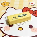 Inquadratura dettagliata del giocattolo squishy a forma di burro giallo con misure - 113g (11x3.2x3.2cm) / Bastoncino al Burro e Formaggio