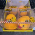 Primer plano de juguetes de pato amarillo jumbo en envase transparente antiestrés - Pato Amarillo Jumbo (Caja PVC) / 13x13cm