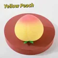 Primer plano de un juguete squishy de melocotón amarillo de rebote lento sobre base - Melocotón Amarillo / 1 Pieza/Paquete
