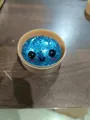 Simpatico gioco antistress blu glitterato con faccina sorridente in un piccolo contenitore - Stile Panino di Simulazione / Confezione da 5.5cm / Colore Blu Oro [Stile Maltosio]