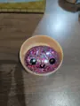 Giocattolo squishy baozi viola glitterato con faccia sorridente in mini cestino - Stile Panino di Simulazione / Confezione da 5.5cm / Colore Viola Oro [Stile Maltosio]