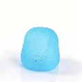 Gros plan sur un jouet anti-stress bleu en maltose avec une texture granuleuse unique - Bleu