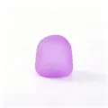Gros plan du jouet malléable en maltose violette avec une surface texturée pour le stress - Violet