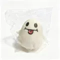Primer plano de un lindo juguete fantasma blanco de Halloween en su empaque transparente - Emoji Travieso / Blanco