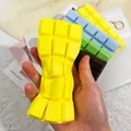 Primer plano de un juguete antiestrés suave con forma de tableta de chocolate amarillo - Barra de Chocolate / Amarillo