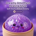 Détail d'un jouet squishy en forme de brioche violette translucide avec des paillettes - Avec Base de Cuit-vapeur / Petit Pain Or Rose (Violet Raisin)