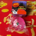 Squeezy Halloween Kürbis Spielzeug in Pink-Glitzer mit thematischer Displaybox-Verpackung - Maltose Rosa