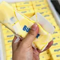 Detailansicht des Butterstick-Squeeze-Toys mit einzigartigem Knusperschalen-Effekt - Knuspriges Butterstück / Gelb