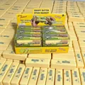Nahaufnahme von knusprigen Butter-Squishys in einer Verkaufsbox zum Stressabbau - Knuspriges Butterstück (Display-Box) / 12er Set / Mehrfarbig
