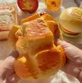 Detaillierte Makroansicht des extra großen, weichen Squishy-Ananasbrot-Spielzeugs - Gelbes Großes Ananasbrot 16cm
