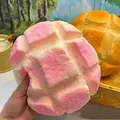 Realistisches, langsam zurückfederndes rosa Melonenpfannen Squishy Spielzeug Soft - Rosa Großes Ananasbrot 16cm