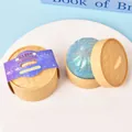 Jouet anti-stress boulette pailletée bleue dans un panier vapeur miniature jaune. - Petit Pain Sans Expression Avec Cuit-vapeur / Paillettes Bleues