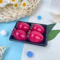 Vue détaillée de quatre mignons jouets anti-stress en forme de fruits rouges en plateau. - Lot de 4 / Tomate cerise