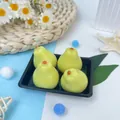 Vue détaillée de quatre adorables jouets anti-stress en forme de poire en plateau - Lot de 4 / Poire