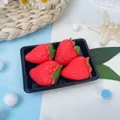 Gros plan de quatre jouets squishy fraise réalistes dans un plateau - Lot de 4 / Fraise