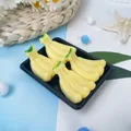 Gros plan de jouets mignons en forme de mini bananes pour soulager le stress au quotidien - Lot de 4 / Banane