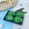 Vue détaillée de quatre jouets à presser réalistes en forme de poivron vert en plateau - Lot de 4 / Concombre