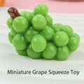 Jouet squishy mignon en forme de raisin vert pour le stress, modèle de fruit miniature - 1 Pièce / Raisins
