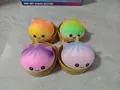Dettaglio di quattro giocattoli squishy unicorno colorati con faccine sorridenti - Design Unicorno / 8.5cm