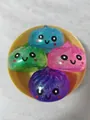 Macrodetail van vier kleurrijke met glitters gevulde dumpling squishy speelgoed voor stress - Gemengde Kleur Broodje Set van 4 / 5.5cm Verpakking