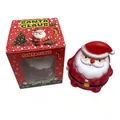 Gros plan d'un jouet squishy Père Noël mignon avec sa boîte cadeau festive de couleur rouge - Père Noël (Coffret Cadeau) / Rouge