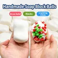Palla antistress bianca morbida riempita con piccoli mattoncini colorati rossi e verdi - Forma di Sapone