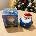 Nahaufnahme eines blauen Weihnachtsmann-Squishy-Spielzeugs in einer Geschenkbox - Blau Weihnachtsmann
