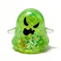 Detailansicht eines grünen, glitzergefüllten Geister-Stressspielzeugs für Halloween. - Teufelsgeist / Grün