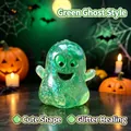 Nahaufnahme des grünen Glitzer-Geister-Quetschspielzeugs zur Halloween-Entspannung. - Geister-Stil / Grün