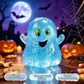 Nahaufnahme eines blauen Halloween-Geister-Squishy-Spielzeugs mit Glitzer zur Entspannung - Geister-Stil / Blau