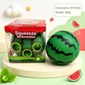 Schattig watermeloen-knijpspeeltje in rode geschenkverpakking, formaat 9x9x9cm - Gestreepte Watermeloen / 1 Stuk / Groen