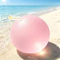 Weicher rosa lichtdurchlässiger Antistressball Spielzeug auf sonnigem Strandsand - Matte Kokosnussöl Squishy Ball / Rosa