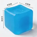Blauer Würfel-Stressabbau-Squishy mit 4,5 cm Maßen auf sauberem weißem Hintergrund - 4.50cm / Mattierter Eiswürfel / 104g Packung / Blau