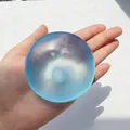 Balle anti-stress bleue translucide pour le jeu sensoriel et la relaxation totale. - Balle Bleu Fait Main / 6cm