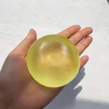 Balle anti-stress jaune translucide avec une texture lisse pour l'exercice de la main - Balle Vert Fait Main / 6cm