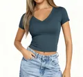 Detail eines figurbetonten V-Ausschnitt T-Shirts aus dunkelblauem Milchseidenstoff - Aqua