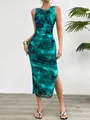Elegantes ärmelloses, eng anliegendes Midikleid mit grünem Marmordruck und Seitenschlitz - S / Kleider / Malachitgrün