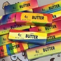 Detaillierte Nahaufnahme des farbenfrohen Regenbogen-Butterstick-Squishy-Spielzeugs - 13.5*4*4 [Mittlere Größe] / Zufälliger Regenbogen Butterstick