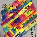 Gros plan de jouets anti-stress bâtons de beurre squishy arc-en-ciel - Bâton de Beurre Arc-en-ciel Aléatoire (13.5cm) / 1 Pièce / Iridescent