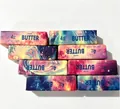 Gros plan de jouets squishy beurre à rebond lent avec des motifs de galaxie - Bâton de Beurre Galaxie Aléatoire (13.5cm) / 1 Pièce / Couleur Ciel Étoilé